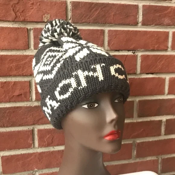 ❤️SOLD❤️MONCLER BEANIE 100% WOOL HAT POM POM LOGO BRAND - Picture 2 of 15